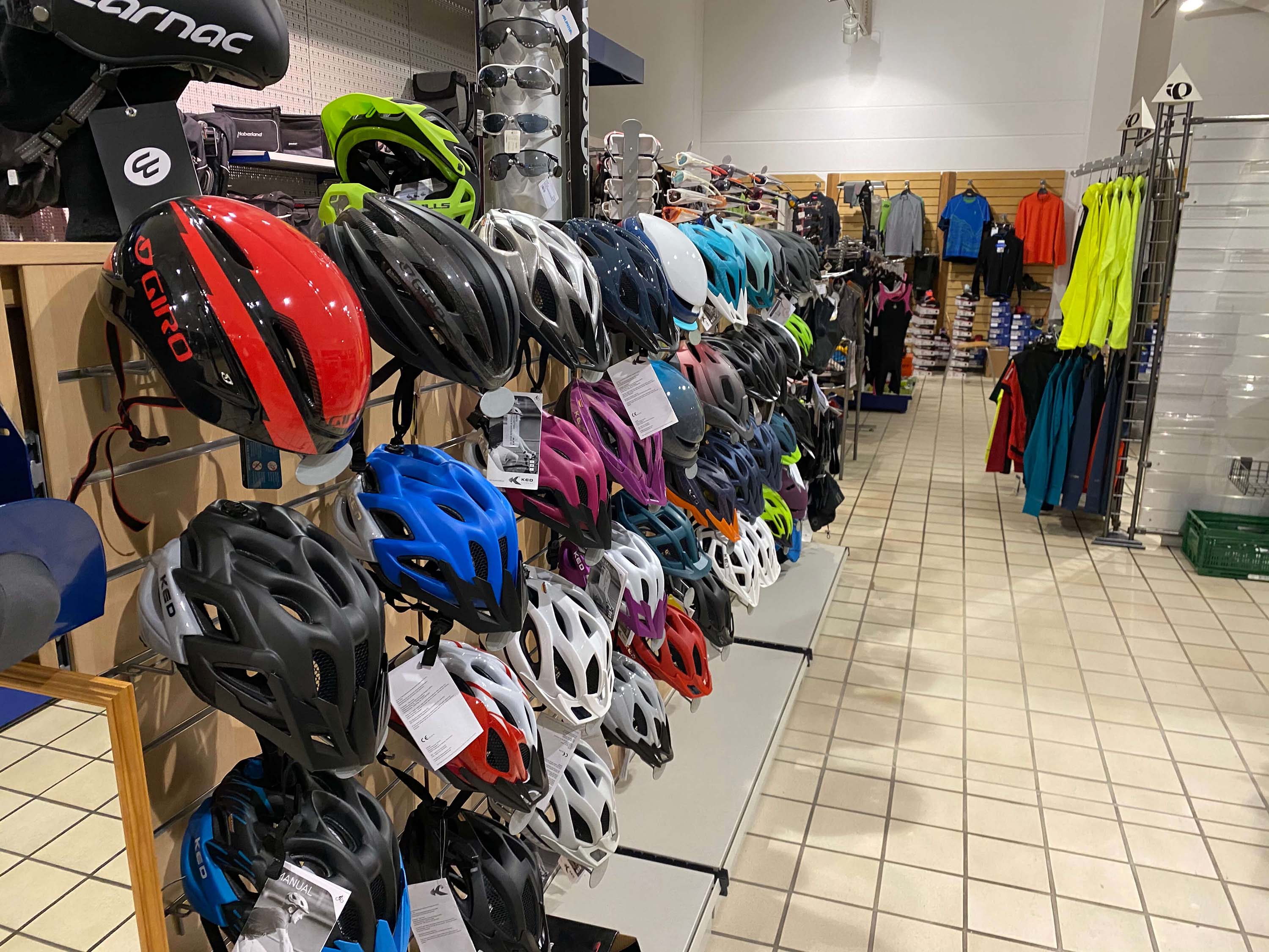 Lifestyle-Innenansicht-Showroom-Helme